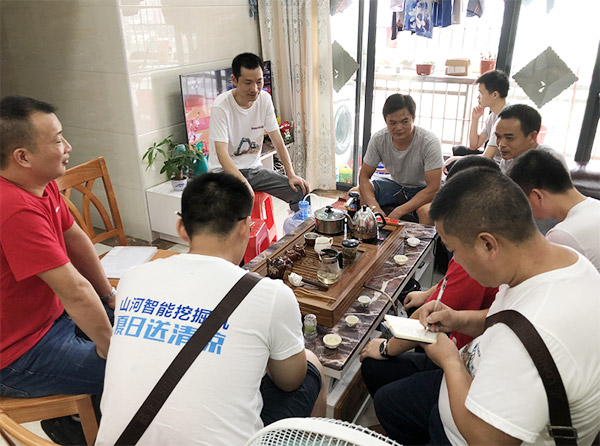 “清涼”送到客戶手中，為山河智能售后服務(wù)活動打CAII