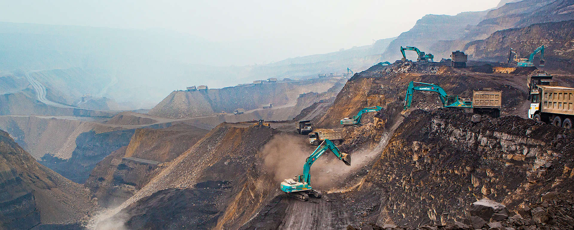 山河挖掘機(jī) 在山西 礦山施工