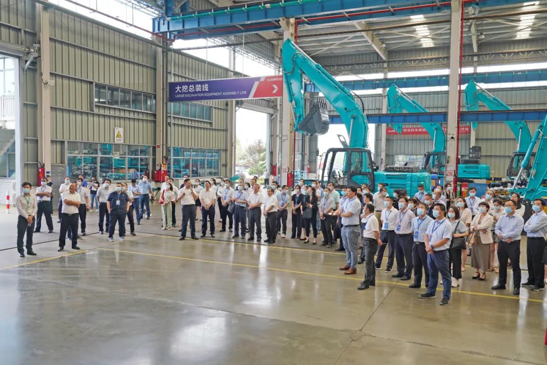 全國戰(zhàn)略性新興產(chǎn)業(yè)集群建設(shè)考察團調(diào)研山河智能