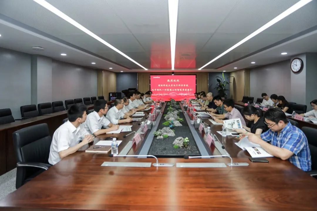 國防科大北斗團(tuán)隊(duì)考察山河智能