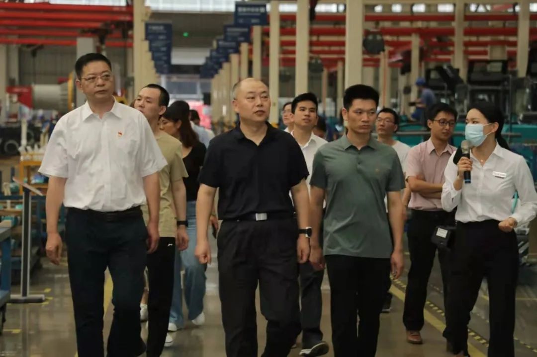 國防科大北斗團(tuán)隊(duì)考察山河智能