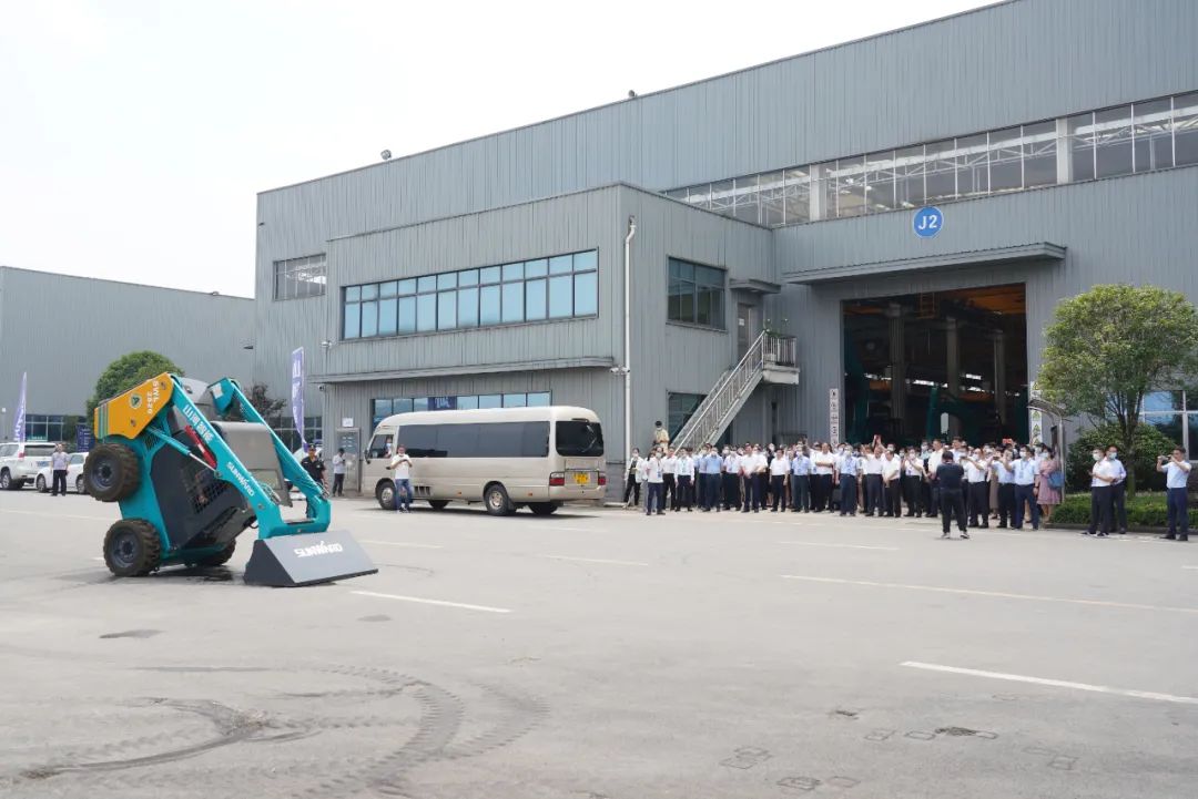全國戰(zhàn)略性新興產(chǎn)業(yè)集群建設(shè)考察團調(diào)研山河智能