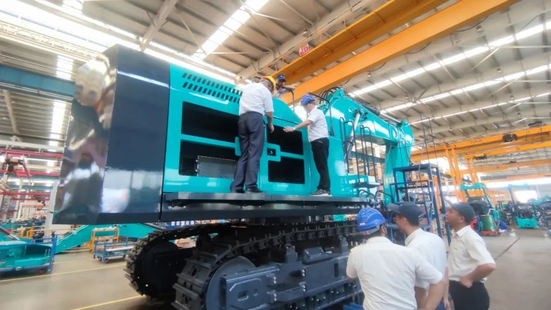 夠炫！夠酷！山河智能超大型挖掘機(jī)SWE750F下線