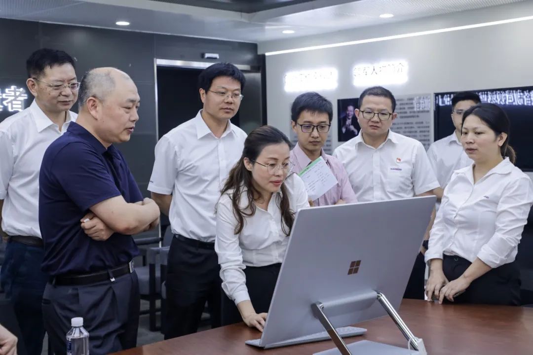 國防科大北斗團(tuán)隊(duì)考察山河智能