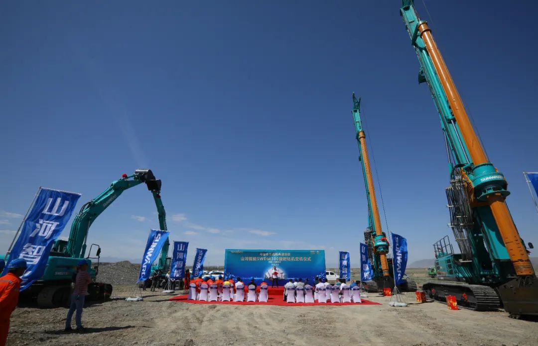 山河智能產(chǎn)品交付中國能建葛洲壩集團(tuán)，助力建設(shè)大美新疆
