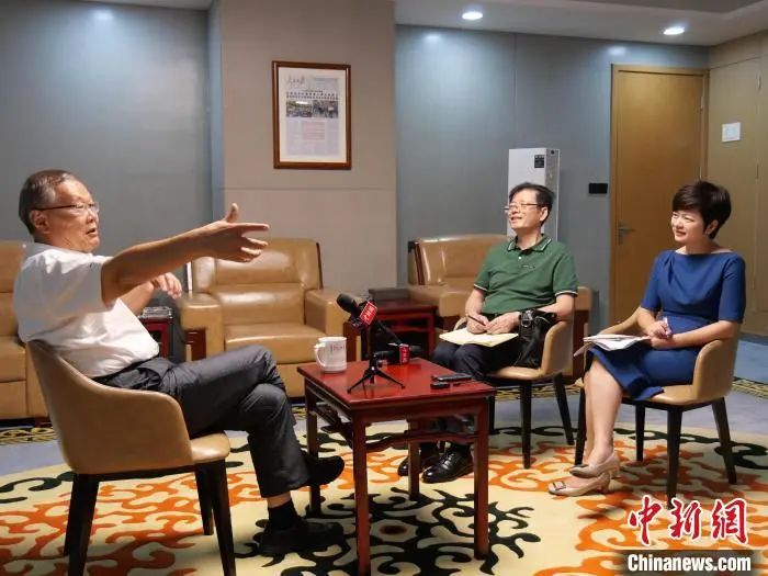 媒體聚焦 | 中新社專(zhuān)訪——山河智能創(chuàng)始人何清華：向著太陽(yáng)奔跑的筑夢(mèng)人