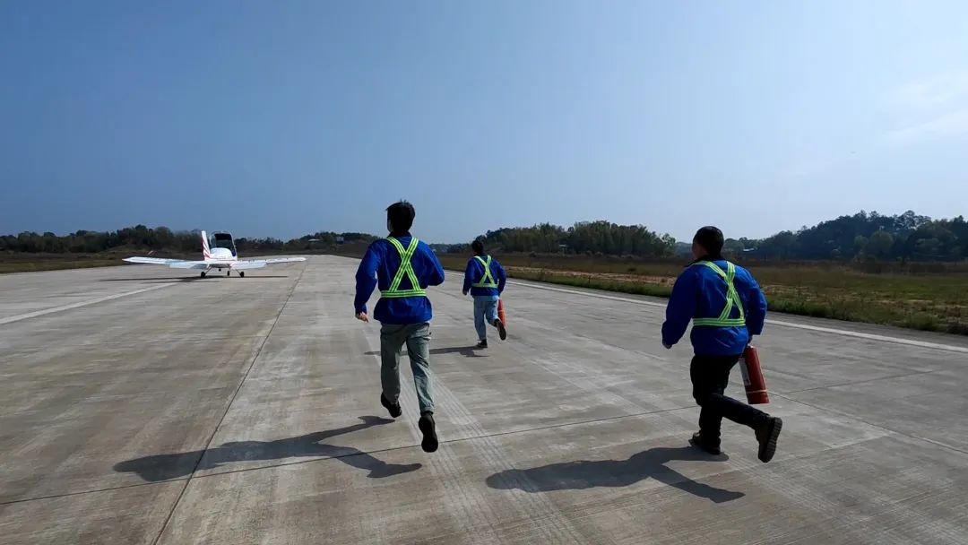 空地協(xié)同顯身手！湖南航空應(yīng)急救援隊(duì)山河機(jī)組開展特情處置應(yīng)急演練