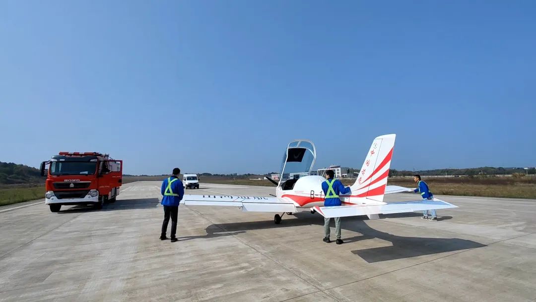 空地協(xié)同顯身手！湖南航空應(yīng)急救援隊(duì)山河機(jī)組開展特情處置應(yīng)急演練