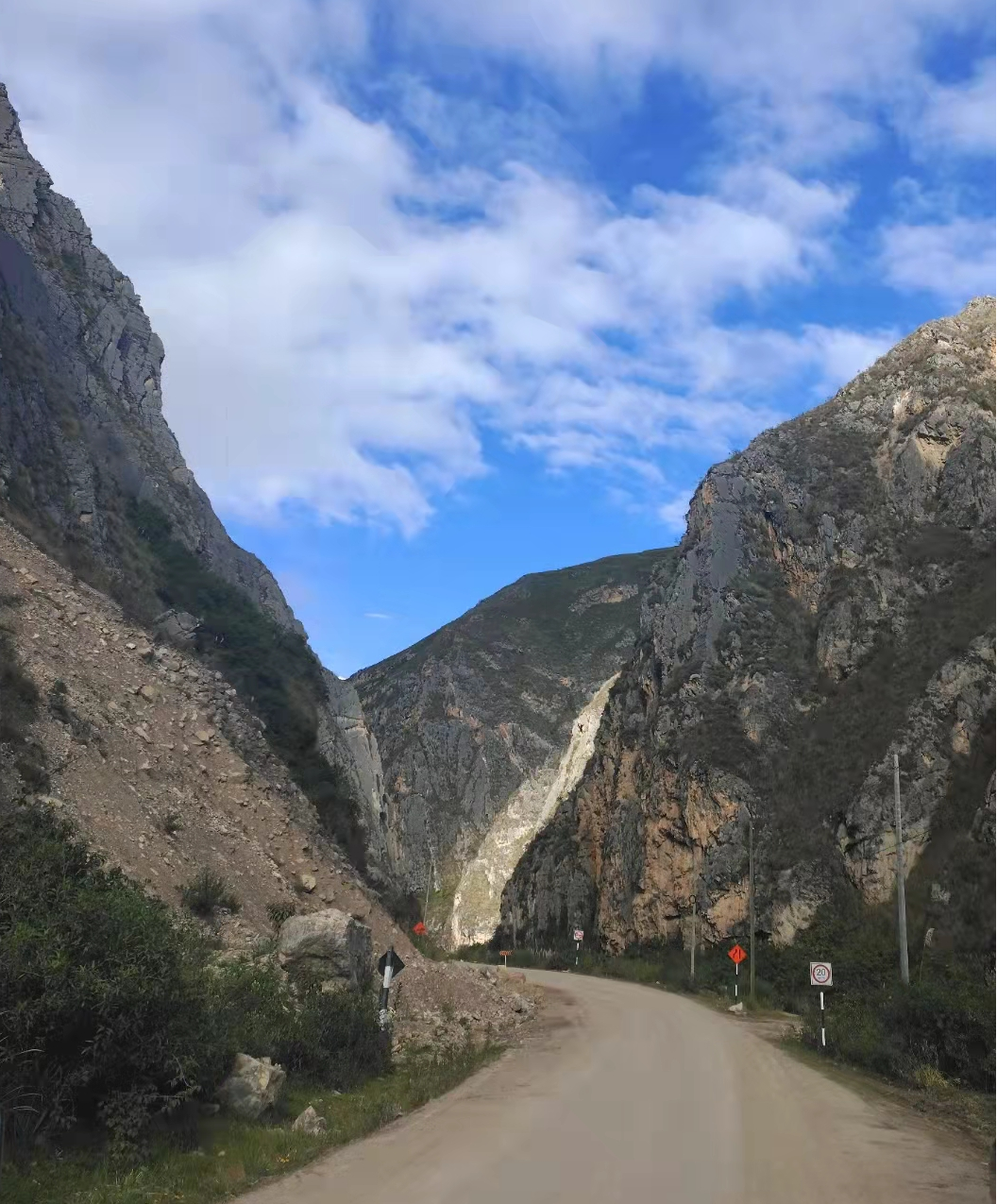 挑戰(zhàn)世界第二高山脈！山河智能裝備助力秘魯安第斯國家公路項(xiàng)目建設(shè)