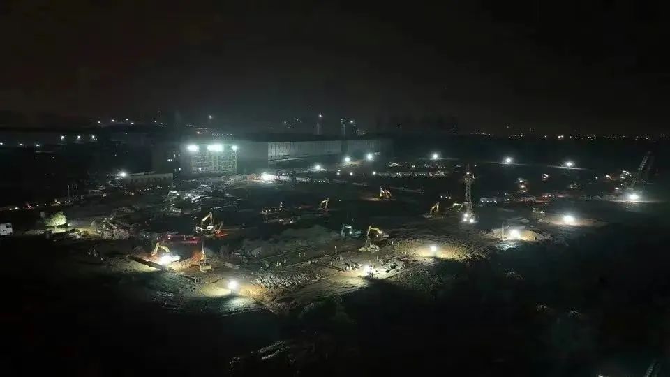沖鋒一線顯擔當！山河智能挖掘機助力長沙方艙醫(yī)院建設(shè)