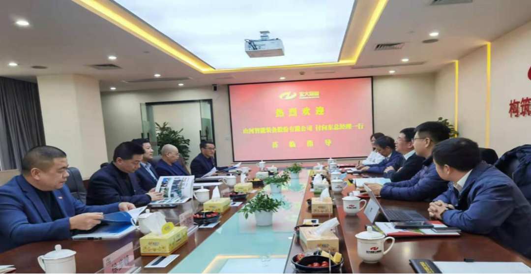 攜手戰(zhàn)邊疆！山河智能潛孔鉆機(jī)助力宏大爆破新疆奇臺(tái)項(xiàng)目建設(shè)
