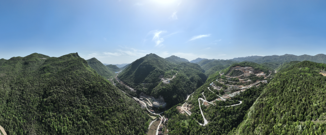 展現(xiàn)施工“奇效”！山河智能旋挖鉆機(jī)強(qiáng)勢(shì)助力爐慈高速公路建設(shè)