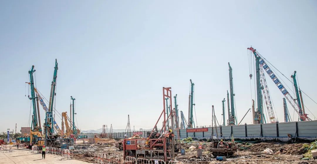 “山河綠”再現(xiàn)大灣區(qū)！山河智能旋挖鉆機(jī)組團(tuán)助建廣州白云機(jī)場(chǎng)項(xiàng)目