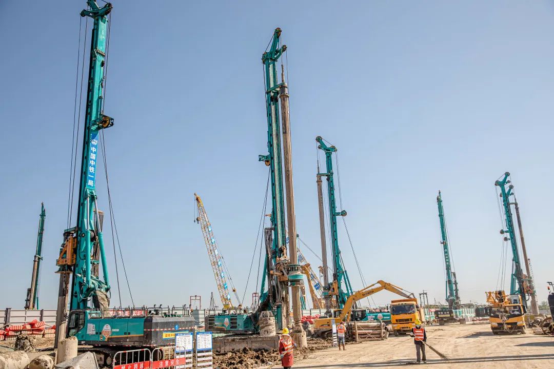 “山河綠”再現(xiàn)大灣區(qū)！山河智能旋挖鉆機(jī)組團(tuán)助建廣州白云機(jī)場(chǎng)項(xiàng)目