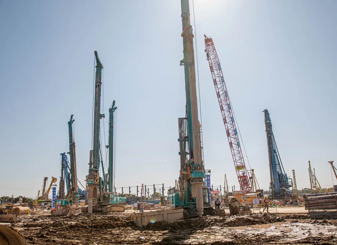 “山河綠”再現(xiàn)大灣區(qū)！山河智能旋挖鉆機(jī)組團(tuán)助建廣州白云機(jī)場(chǎng)項(xiàng)目