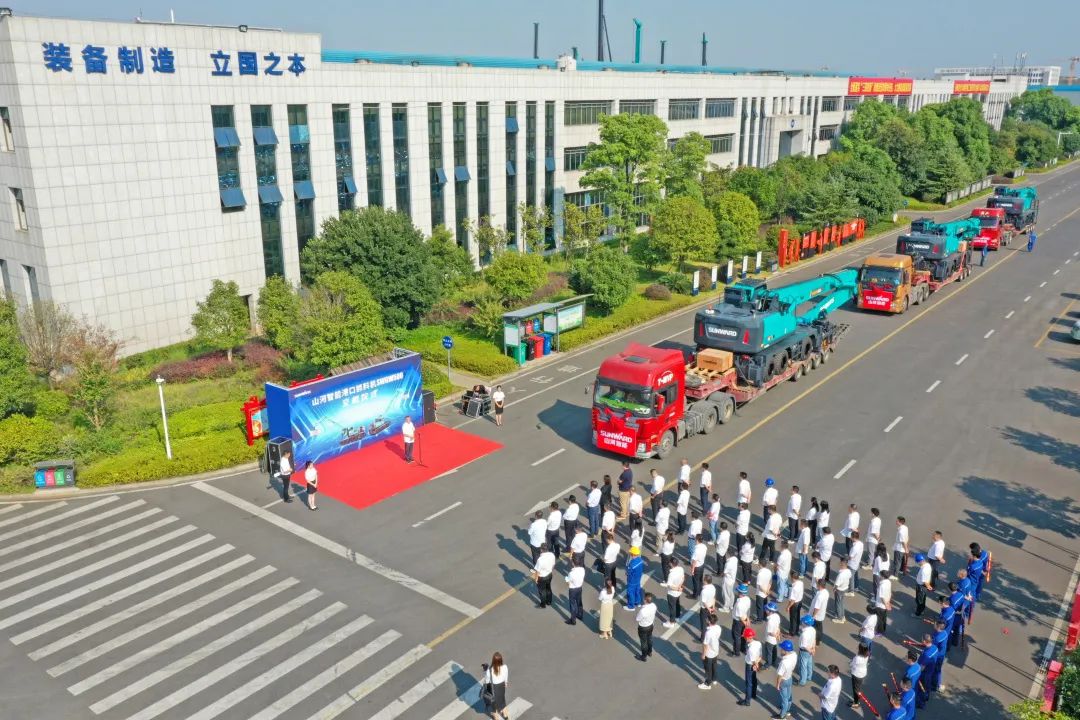 攜手山東匯誠助力我國港口建設(shè)！山河智能港口抓料機成功批量交付