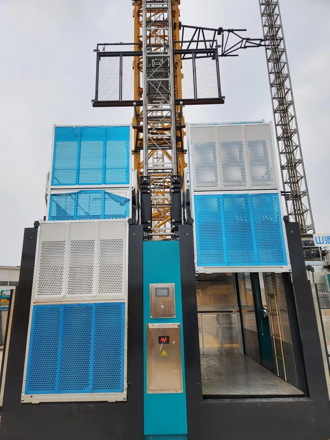 科技顯能、再添新品！山河江麓智能施工升降機成功下線