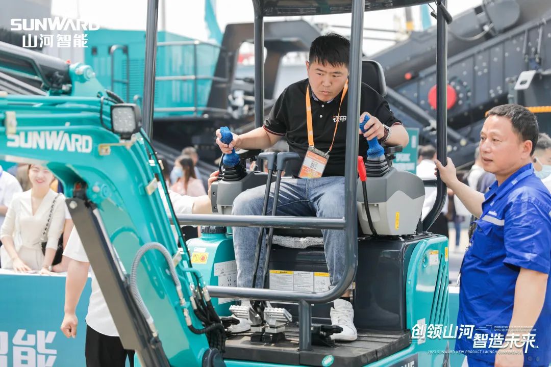 精品出擊、互動(dòng)不斷！山河智能F系列挖掘機(jī)閃耀長(zhǎng)沙展