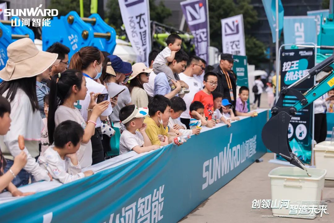 精品出擊、互動(dòng)不斷！山河智能F系列挖掘機(jī)閃耀長(zhǎng)沙展