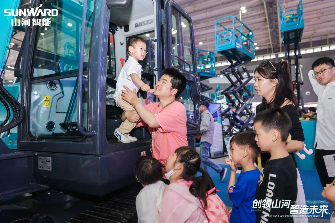精品出擊、互動(dòng)不斷！山河智能F系列挖掘機(jī)閃耀長(zhǎng)沙展