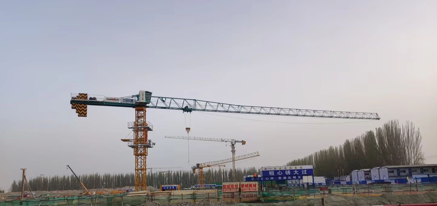 天山腳下的畫(huà)師！山河江麓群塔援疆建設(shè)新景色