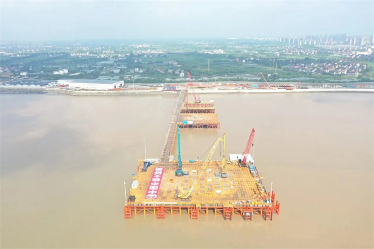 再戰(zhàn)世界級工程！山河智能超級旋挖鉆機SWDM800H助建杭州灣跨海鐵路橋項目