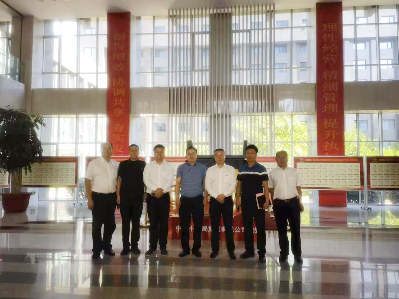 合作共贏！山河智能總經(jīng)理夏志宏帶隊(duì)赴中鐵十九局拜訪交流