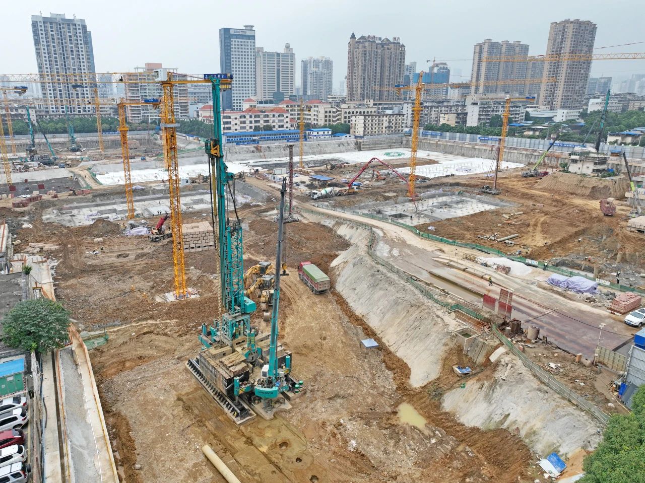 “綠巨人”顯神威！山河智能引孔式靜力壓樁機助建“綠城”南寧民生項目