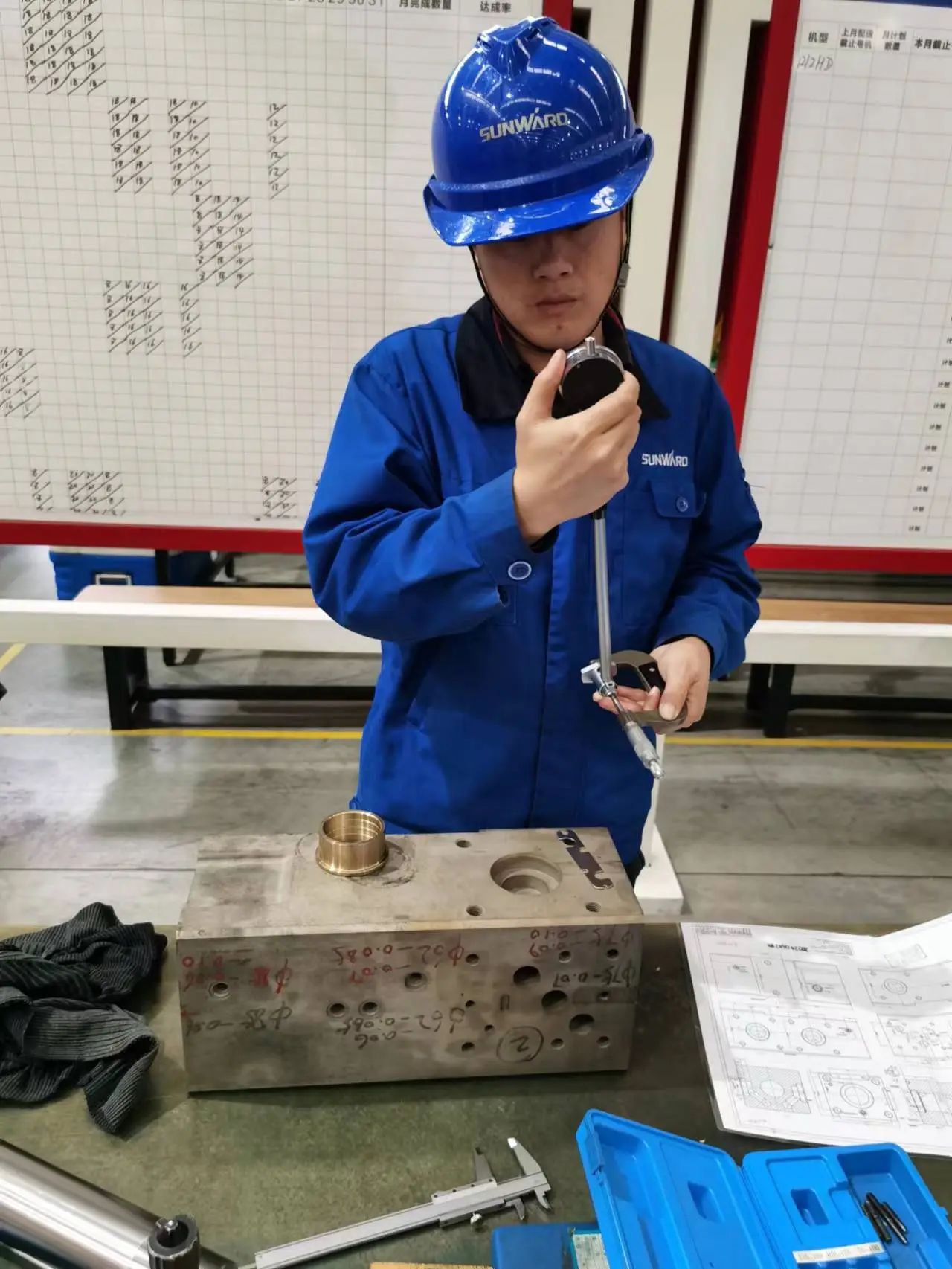 看山河工匠們?nèi)绾斡靡浑p巧手“拿捏”工作、創(chuàng)造“奇跡”