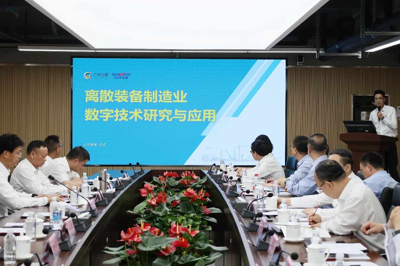 天能控股集團黨委書記、董事長張?zhí)烊温赎牭皆L山河智能