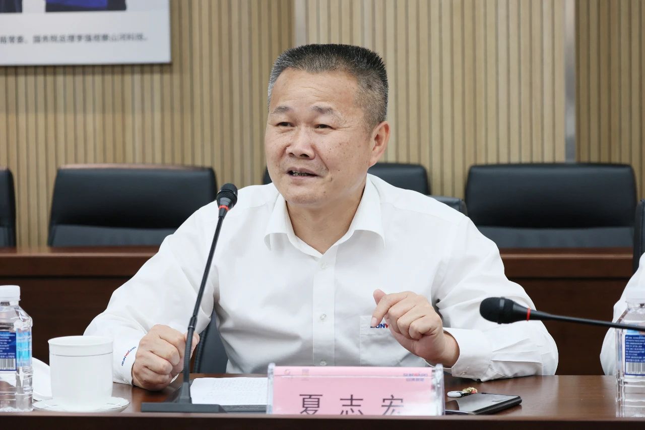 天能控股集團黨委書記、董事長張?zhí)烊温赎牭皆L山河智能