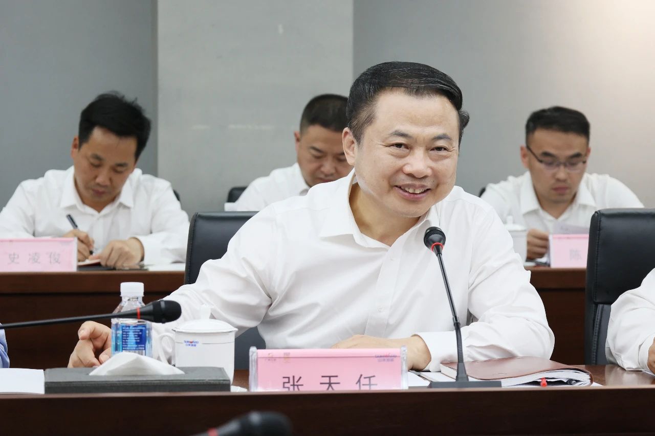 天能控股集團黨委書記、董事長張?zhí)烊温赎牭皆L山河智能