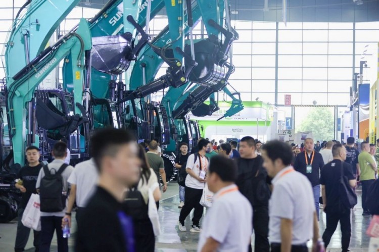 2025 CICEE | 打造極致精品化，山河智能挖掘機“圈粉”長沙展