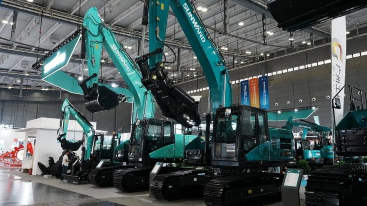 2025 CICEE | 打造極致精品化，山河智能挖掘機“圈粉”長沙展