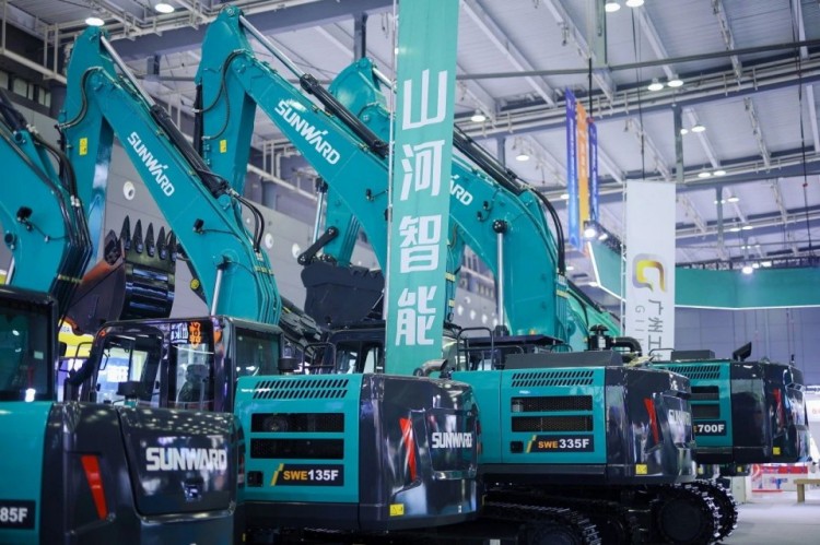 2025 CICEE | 打造極致精品化，山河智能挖掘機“圈粉”長沙展