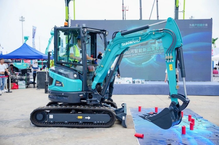 2025 CICEE | 打造極致精品化，山河智能挖掘機“圈粉”長沙展
