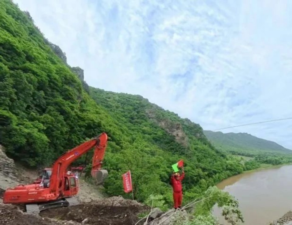 硬核破解“最后一公里”難題，山河智能應(yīng)急救援設(shè)備助力“應(yīng)急使命·2025”演習(xí)！